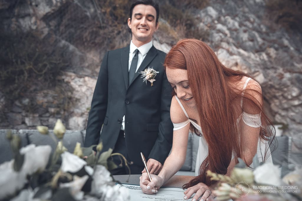 sposa firma atto di matrimonio ad un elopement a praiano