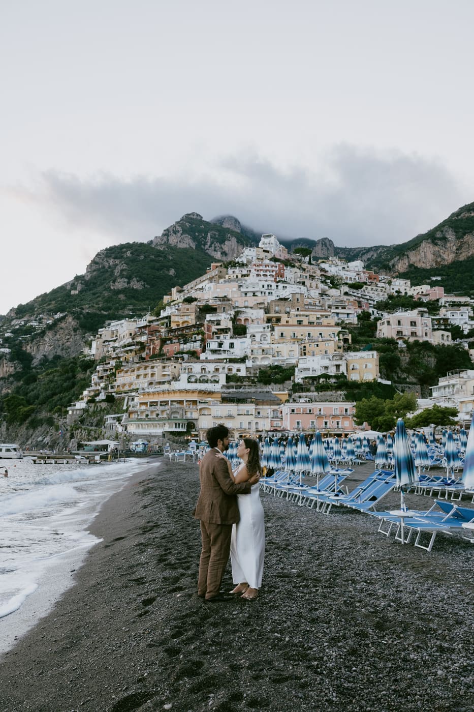 elopement couple on the beach at sunset – Elopement photographer in Positano