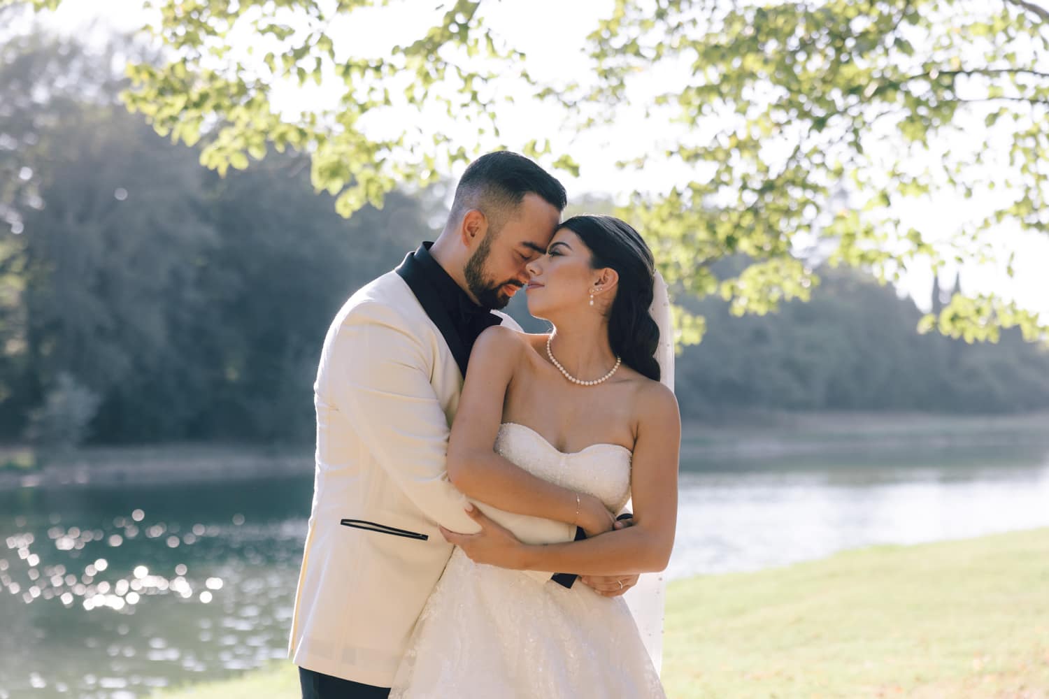 wedding couple romantic moment in tuscany