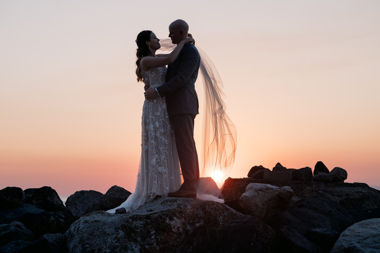 wedding couple on the rocks at sunset in sorrento