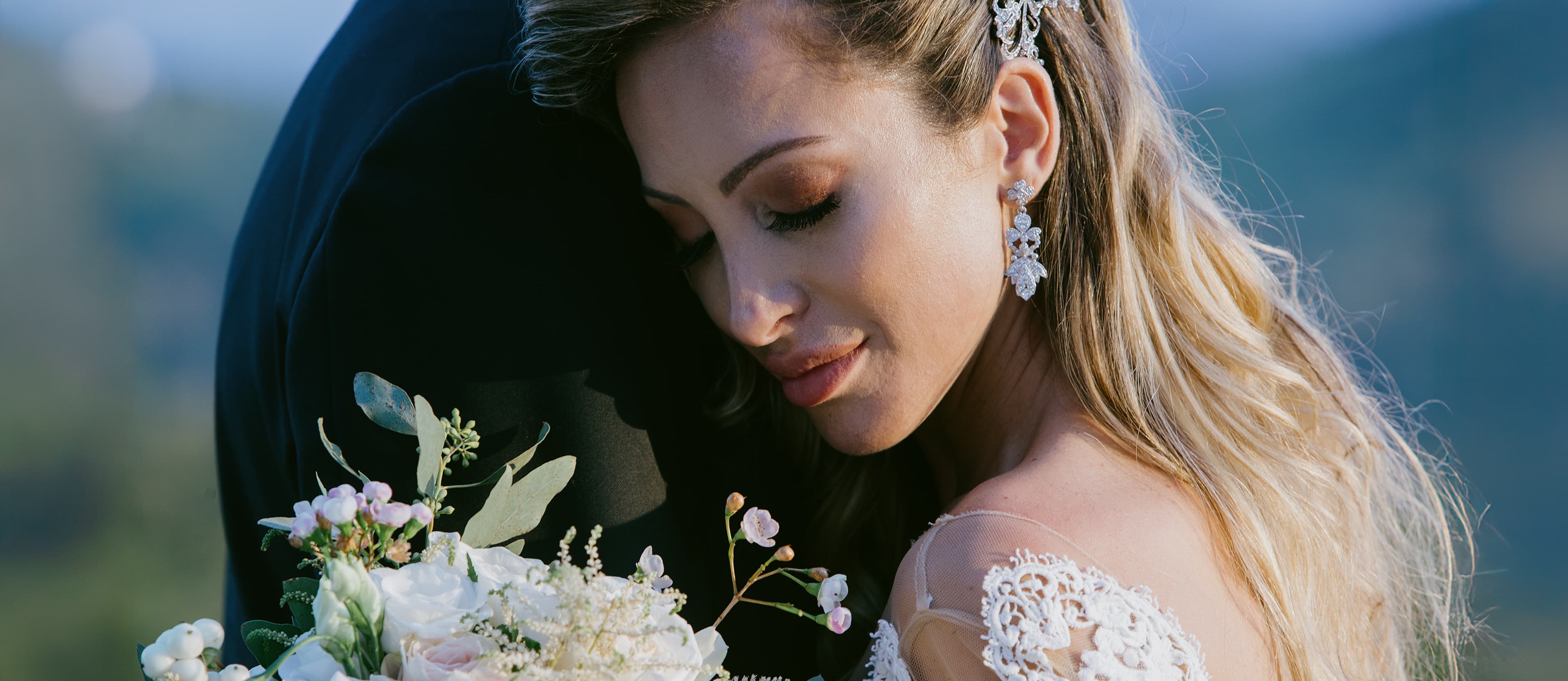 Romantic sunset portrait of bride and groom in the Italian countryside — Destination wedding photographer Italy.